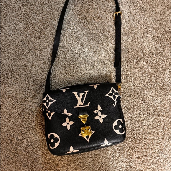 Louis Vuitton
Pochette Metis Bicolor Monogram Empreinte Giant. - Picture 2 of 12